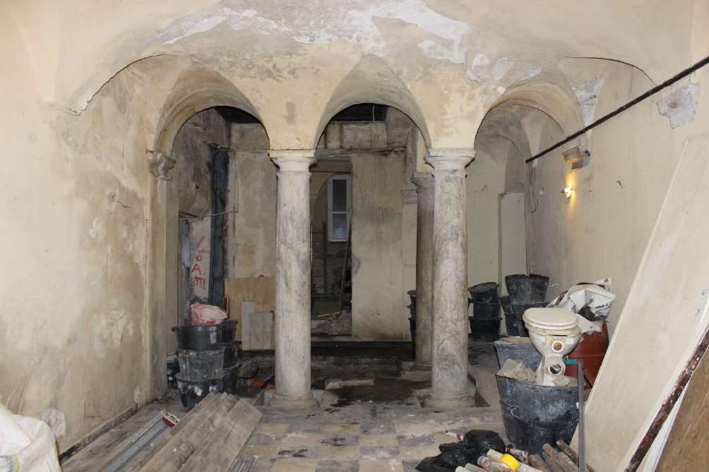 L'androne con le colonne e gli archi in marmo, al piano terra
