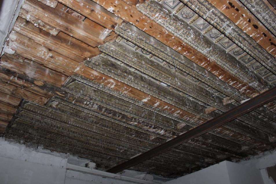 Soffitto ligneo a cassettoni con travi e pannelli dipinti a tempera