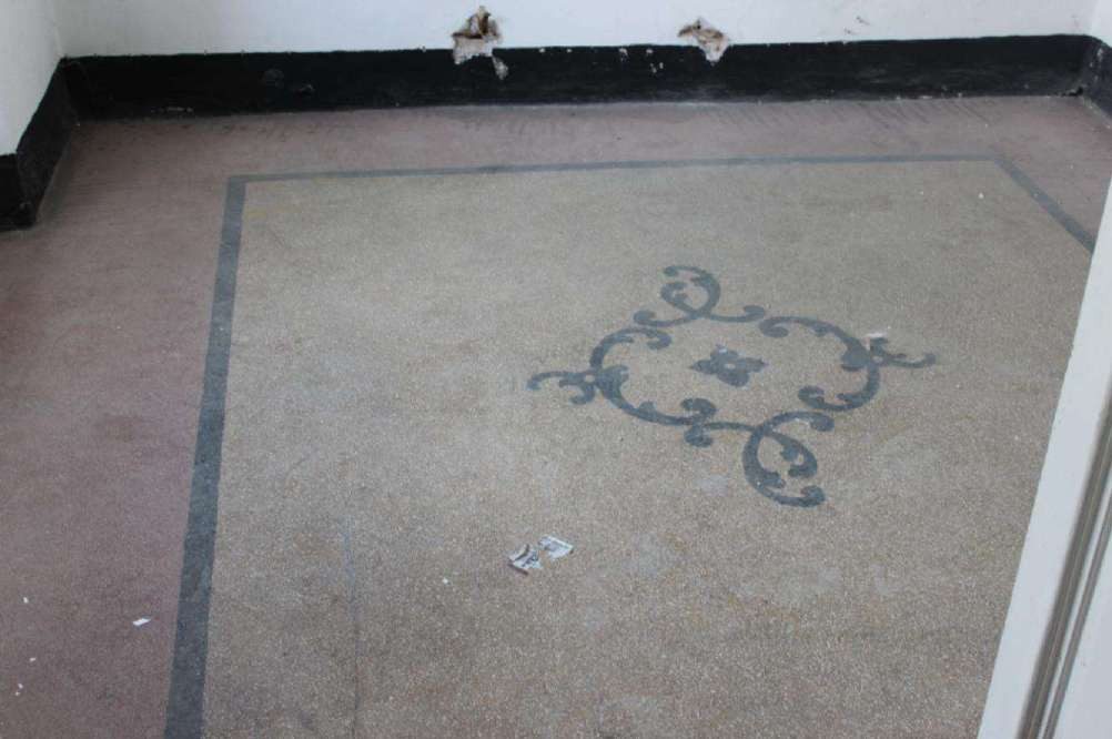 Pavimento in graniglia con motivo decorativo centrale