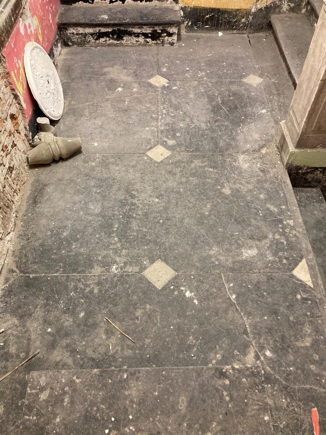 Pavimento a ottangoli di ardesia e quadretti di marmo