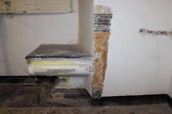 Sedile in muratura con il piano in ardesia sotto la finestra