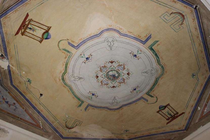 Soffitto dipinto con medaglione centrale e motivi vegetali