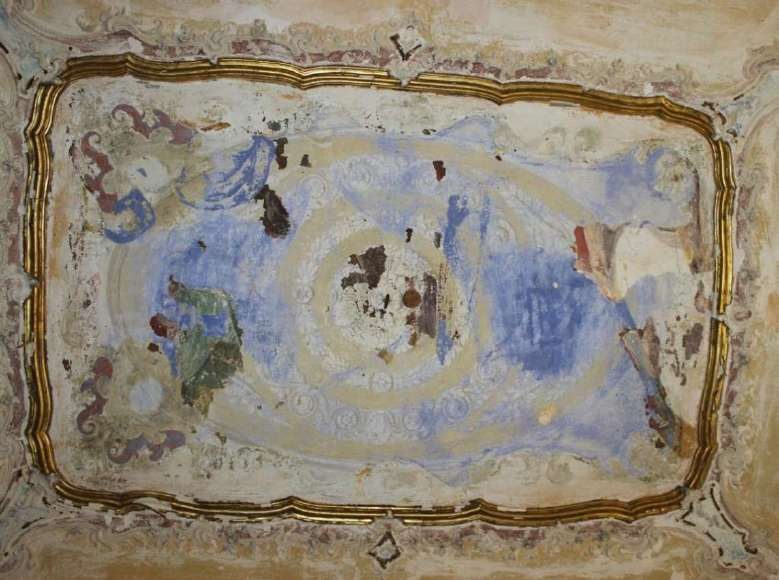Volta del piano nobile con riquadro centrale dipinto, cornice dorata e stucchi agli angoli