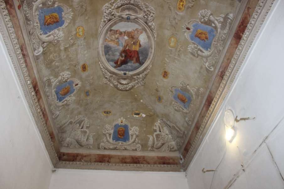 Volta dipinta con tondo centrale e cornici a finto stucco